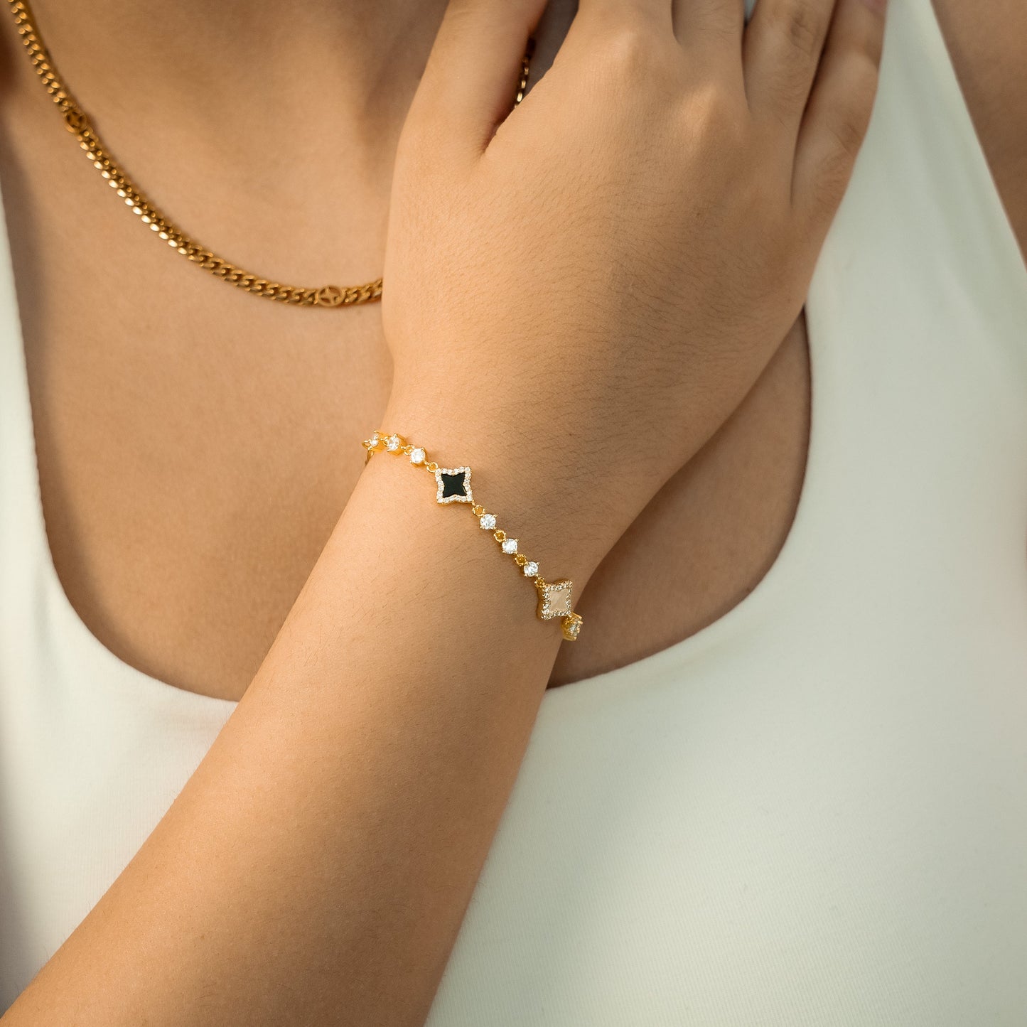 Bracelet Flower Tennis Doré - Motif Blanc & Noir